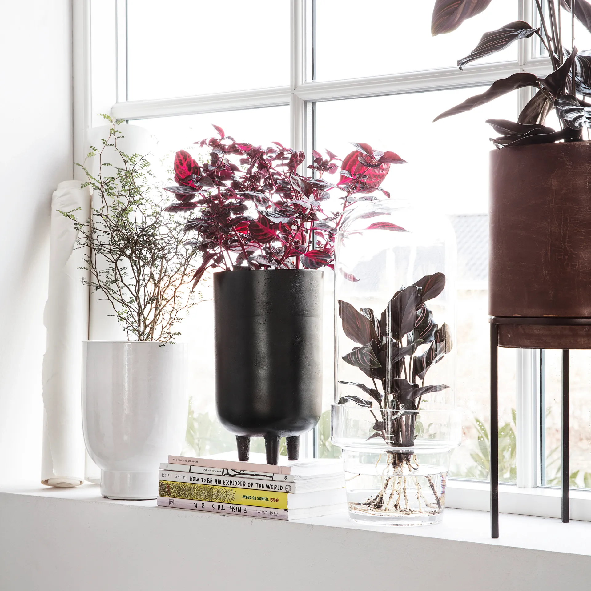 Doniczka Jang czarna na nóżce Ø15 cm, 26 cm House Doctor