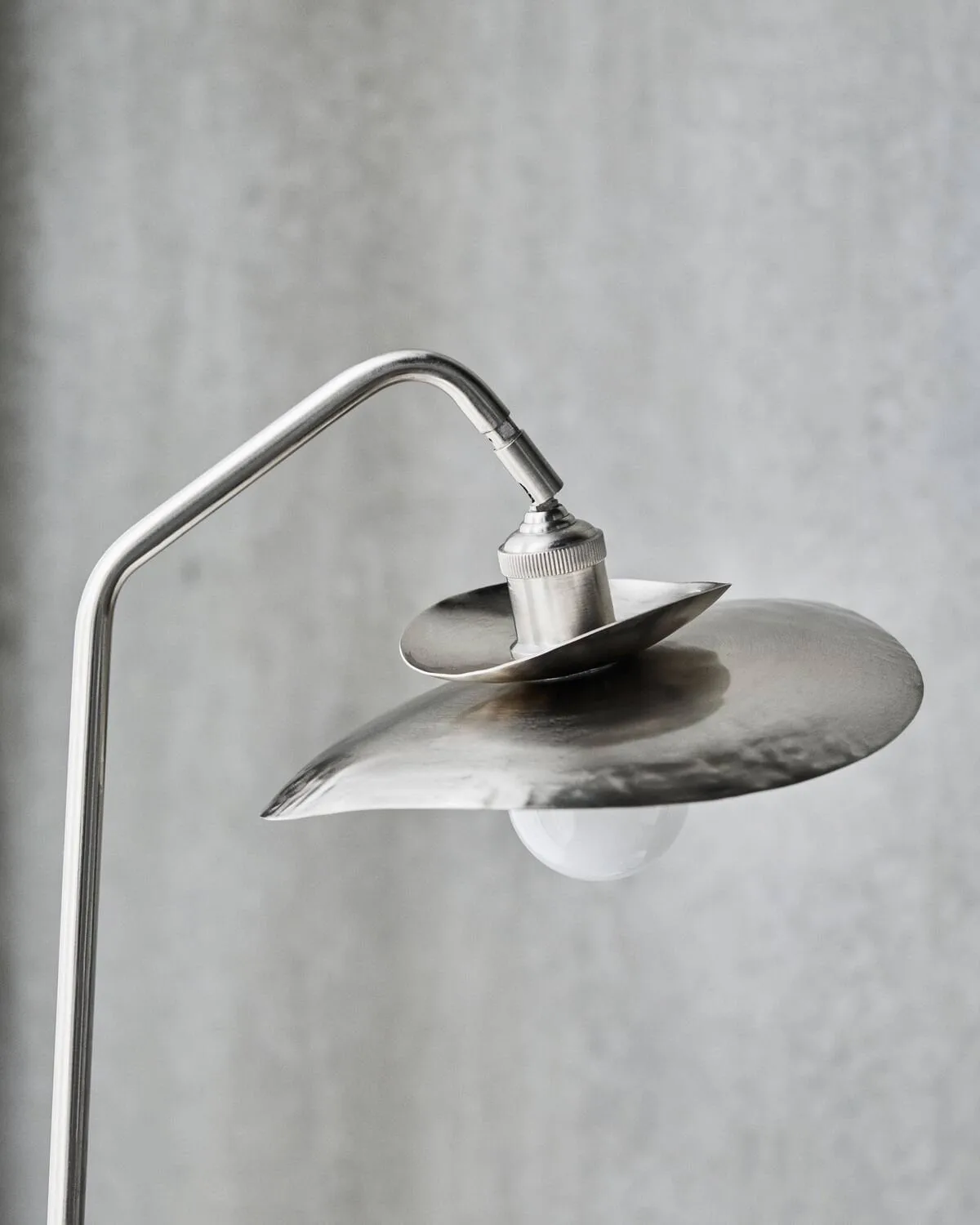 Lampa podłogowa, Szczotkowane w kolorze srebrnym, 129,5 cm House Doctor
