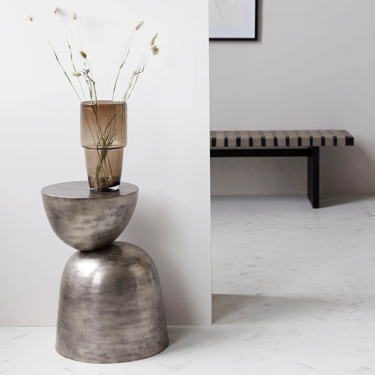 Stolik boczny Heena, Srebrny House Doctor