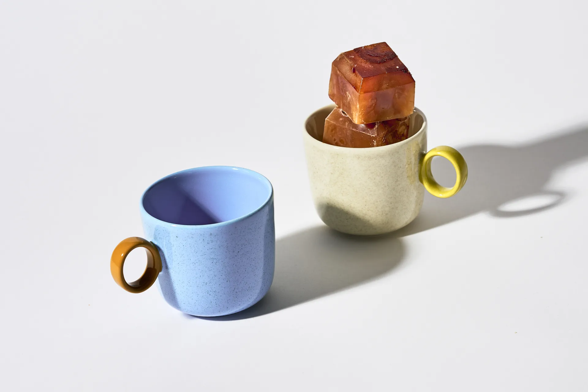 Kubek w kropki Play, 350 ml, Kość słoniowa-oliwkowy Iittala