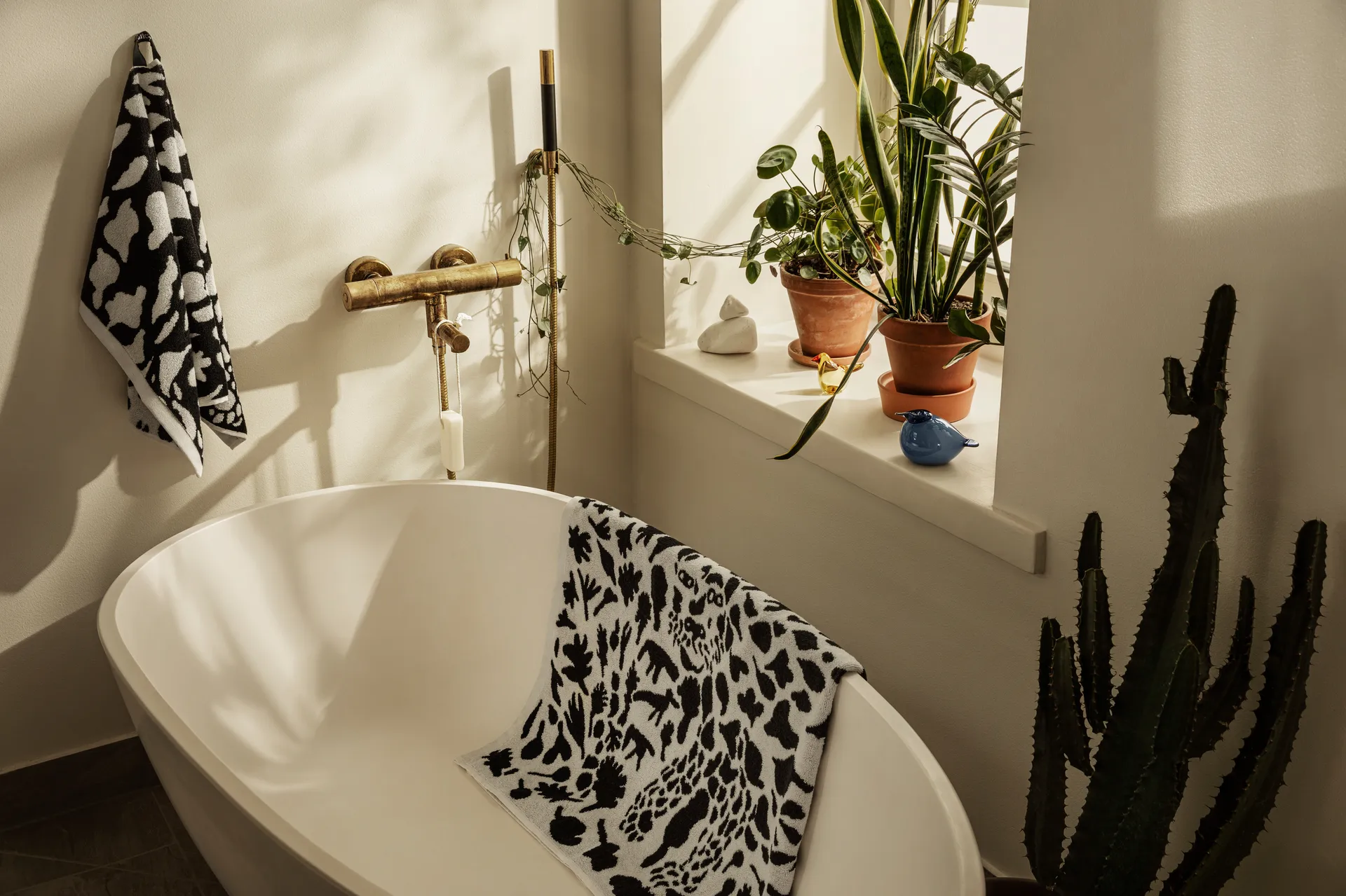 Oiva Toikka Cheetah ręcznik do kąpieli 70x140 cm, Czarny-biały Iittala
