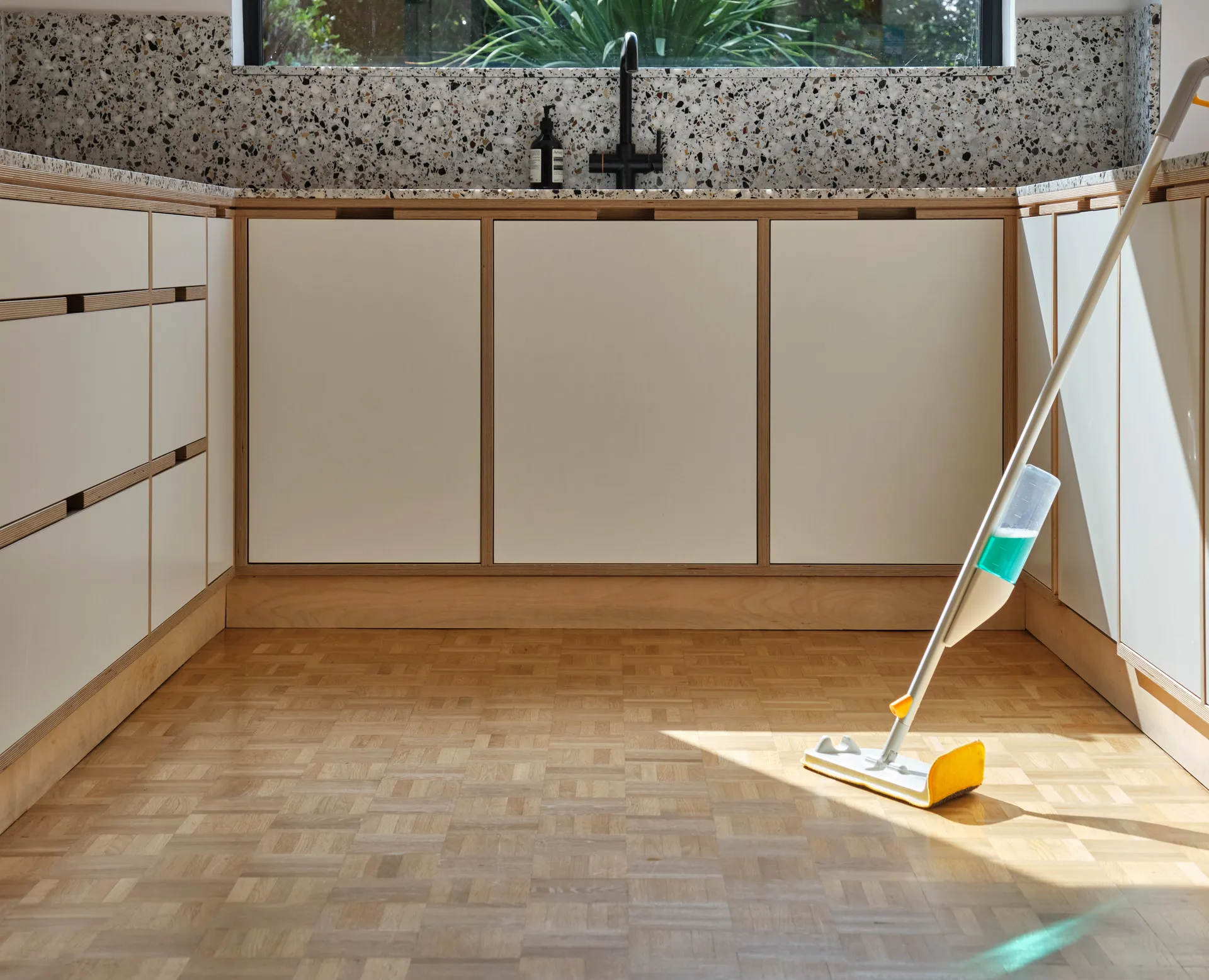 Cleantech 2-w-1 mop ze spryskiwaczem, Light Stone Joseph Joseph