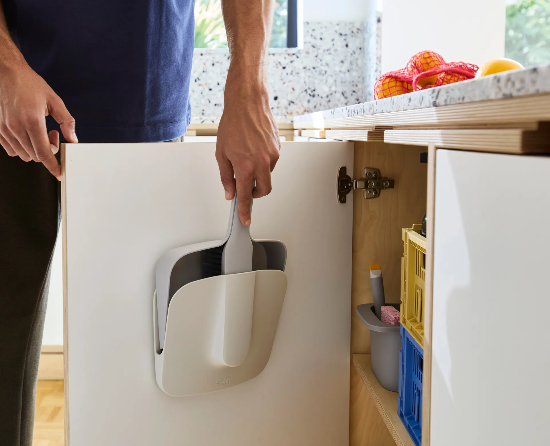 Cleantech montowana na ścianie wewnętrzna szufelka i zestaw szczotek, Stone Joseph Joseph