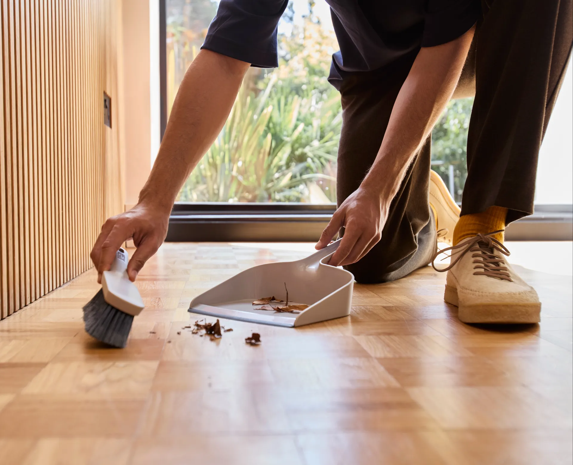 Cleantech montowana na ścianie wewnętrzna szufelka i zestaw szczotek, Stone Joseph Joseph