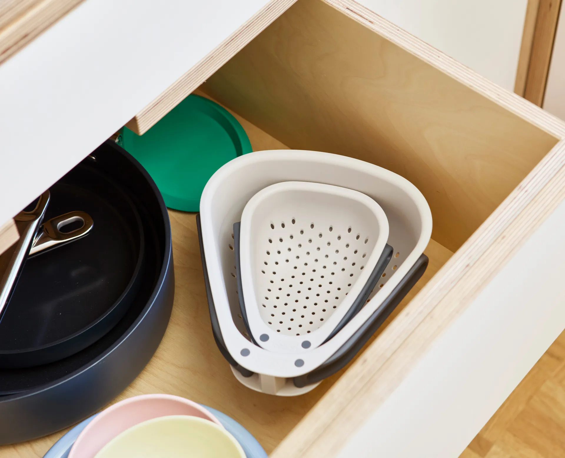 Kompaktowy durszlak ze składanymi uchwytami stone, Mini Joseph Joseph