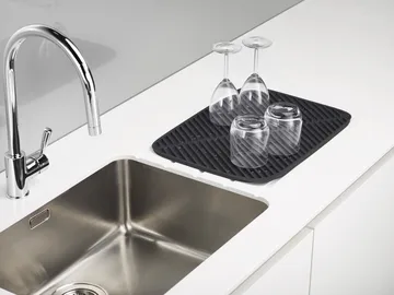 Mata do zlewu Flume Large 43,5 cm - Szara - Joseph Joseph