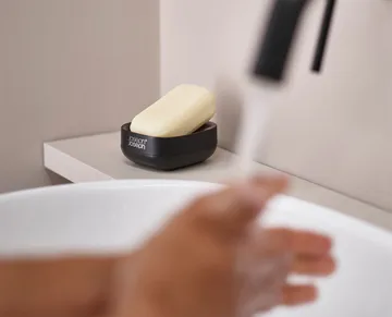 Mydelniczka Slim Compact 8,4 cm - Czarna - Joseph Joseph