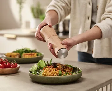 Młynek do soli Milltop No Spill 19 cm - Buk - Joseph Joseph