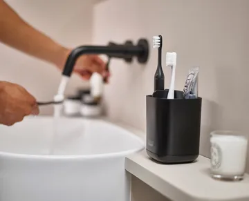 Organizer do szczoteczek do zębów Easystore 12,8 cm - Czarny - Joseph Joseph