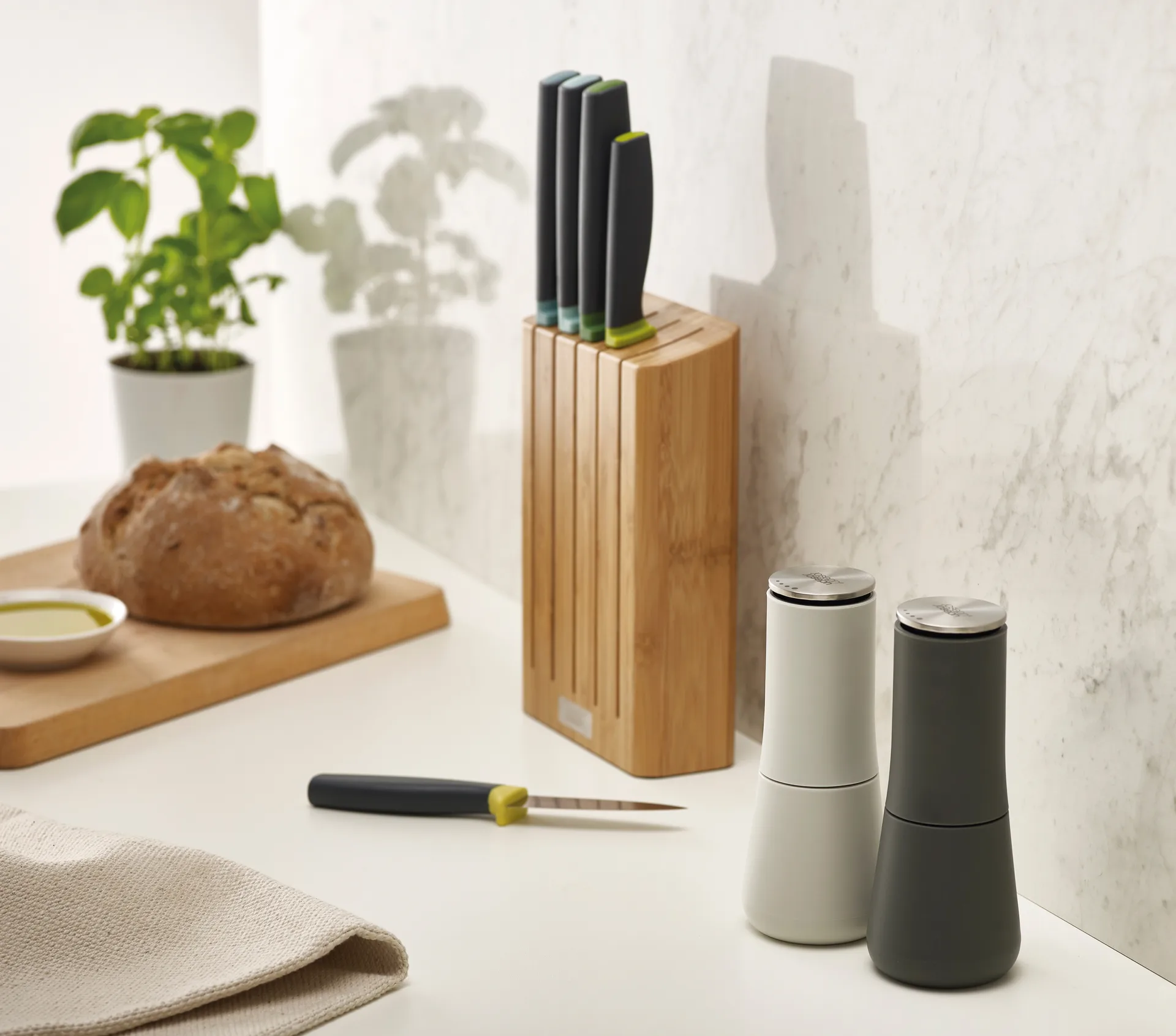 Zestaw młynków do soli i pieprzu Milltop, 2 części, Szaro-biały Joseph Joseph