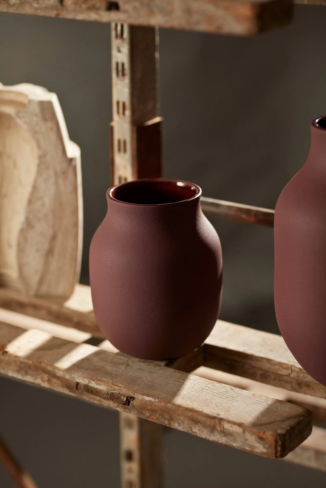 Wazon Studio Omaggio, Bordowy, 20 cm Kähler
