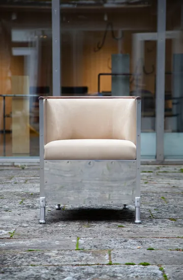 Fotel Aluminium polerad - Skóra Duet Gold – olejowany orzech włoski - Källemo