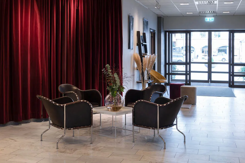 Fotel Bruno, Skóra pełnoziarnista 9208 ciemny brąz (cigar) – chrom Källemo