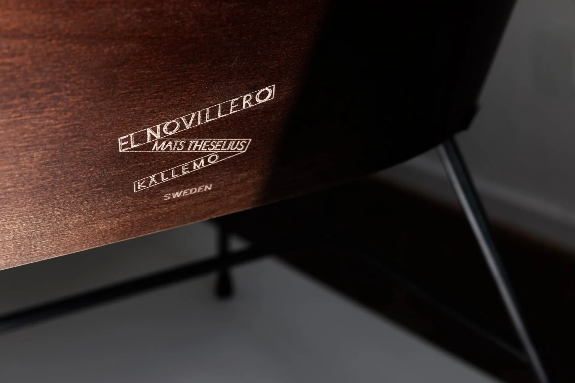 Fotel El Novillero, Skóra Nubuck 512-czarny stelaż Källemo