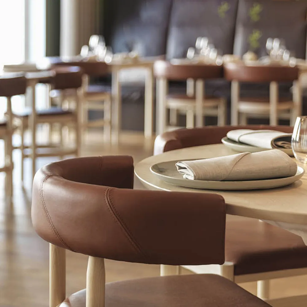 Krzesło Botero, Skóra Tärnsjö 8800 naturalna - lakierowany stelaż jesionowy Källemo