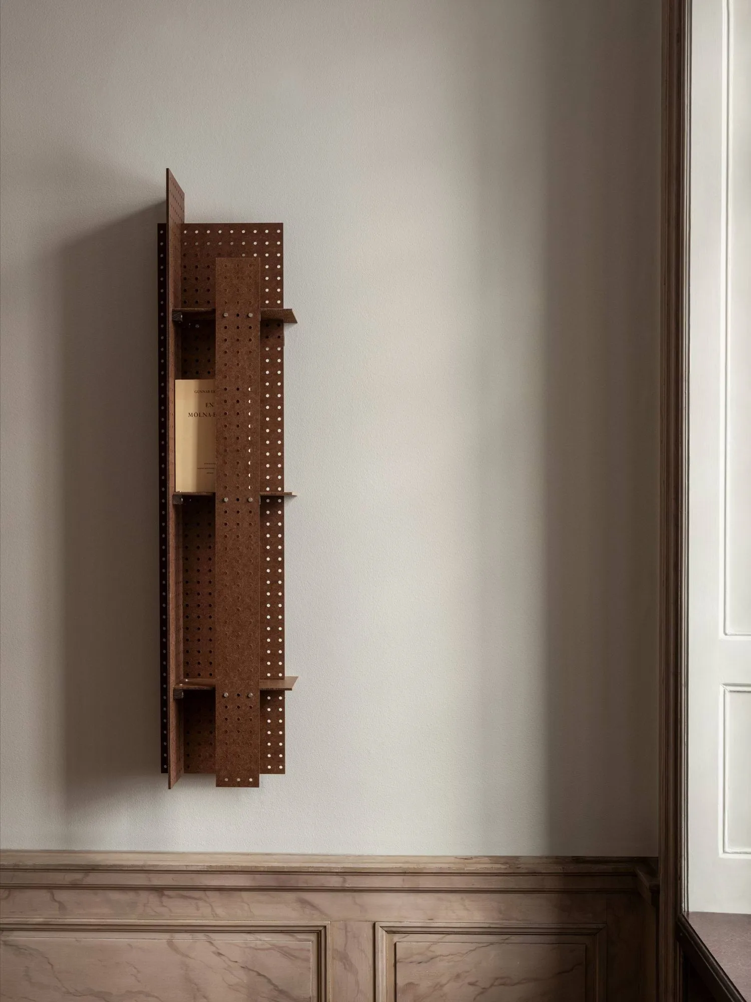 Półka ścienna FF02 The Perforated Furniture, Płyta pilśniowa twarda-orzech, 28x24x128 cm Källemo