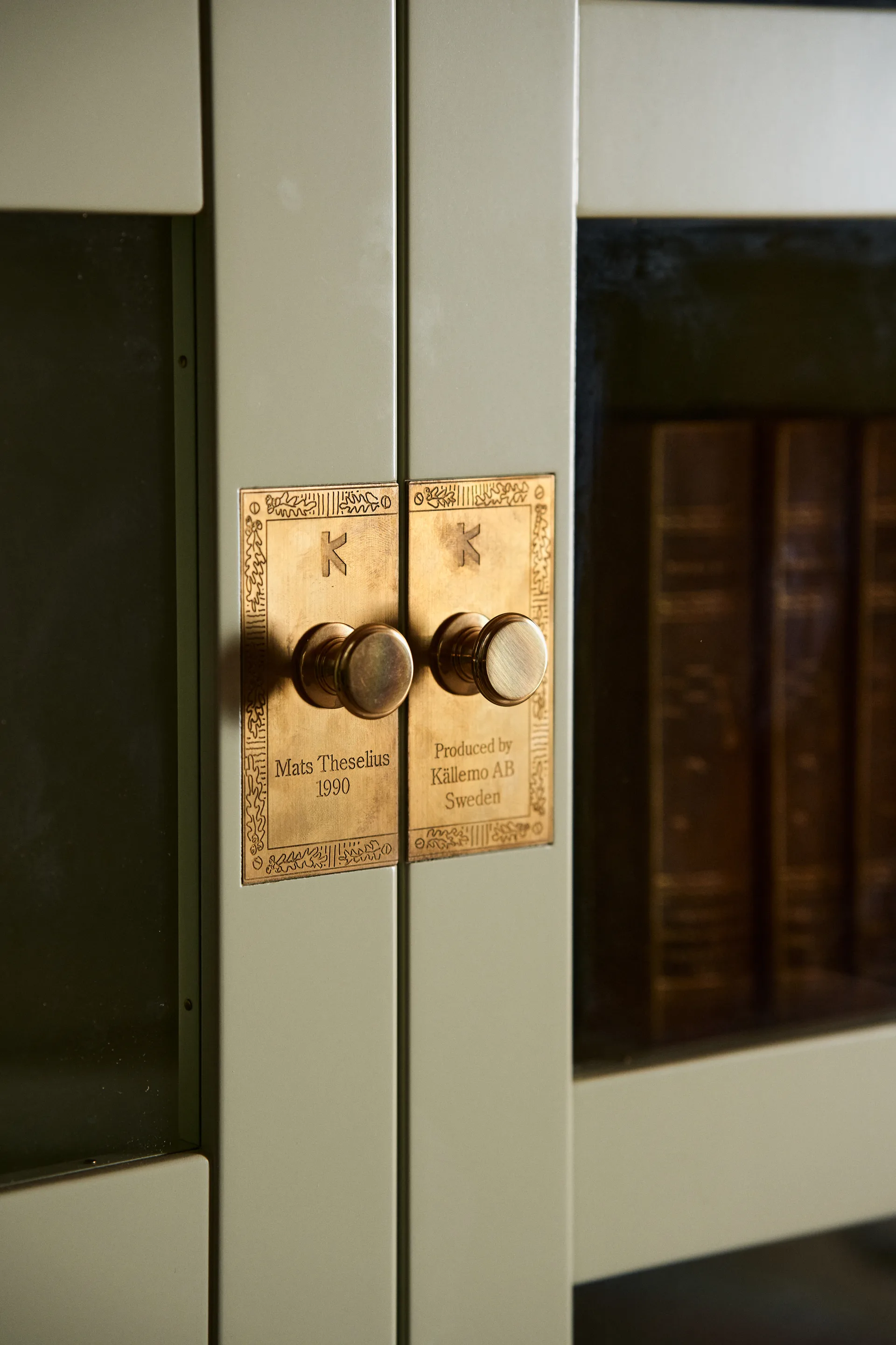 Regał na książki National Geographic, Żółta podstawa bukowa - mosiądz Källemo