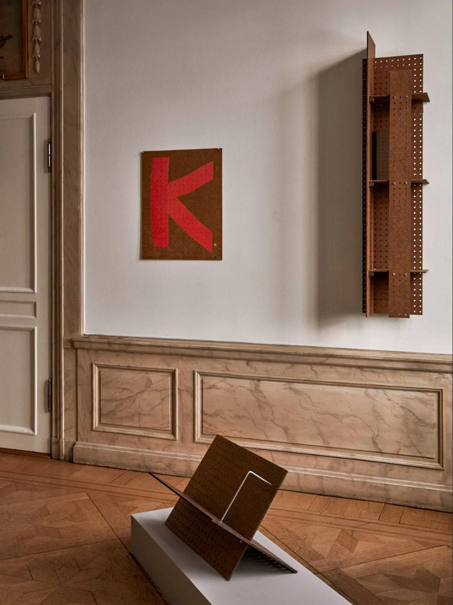 Stojak na książki FF01 The Perforated Furniture, Płyta pilśniowa twarda-orzech, 53x33x54 Källemo Stojak na książki FF01 The Perforated Furniture, Płyta pilśniowa twarda-orzech, 53x33x54 Källemo