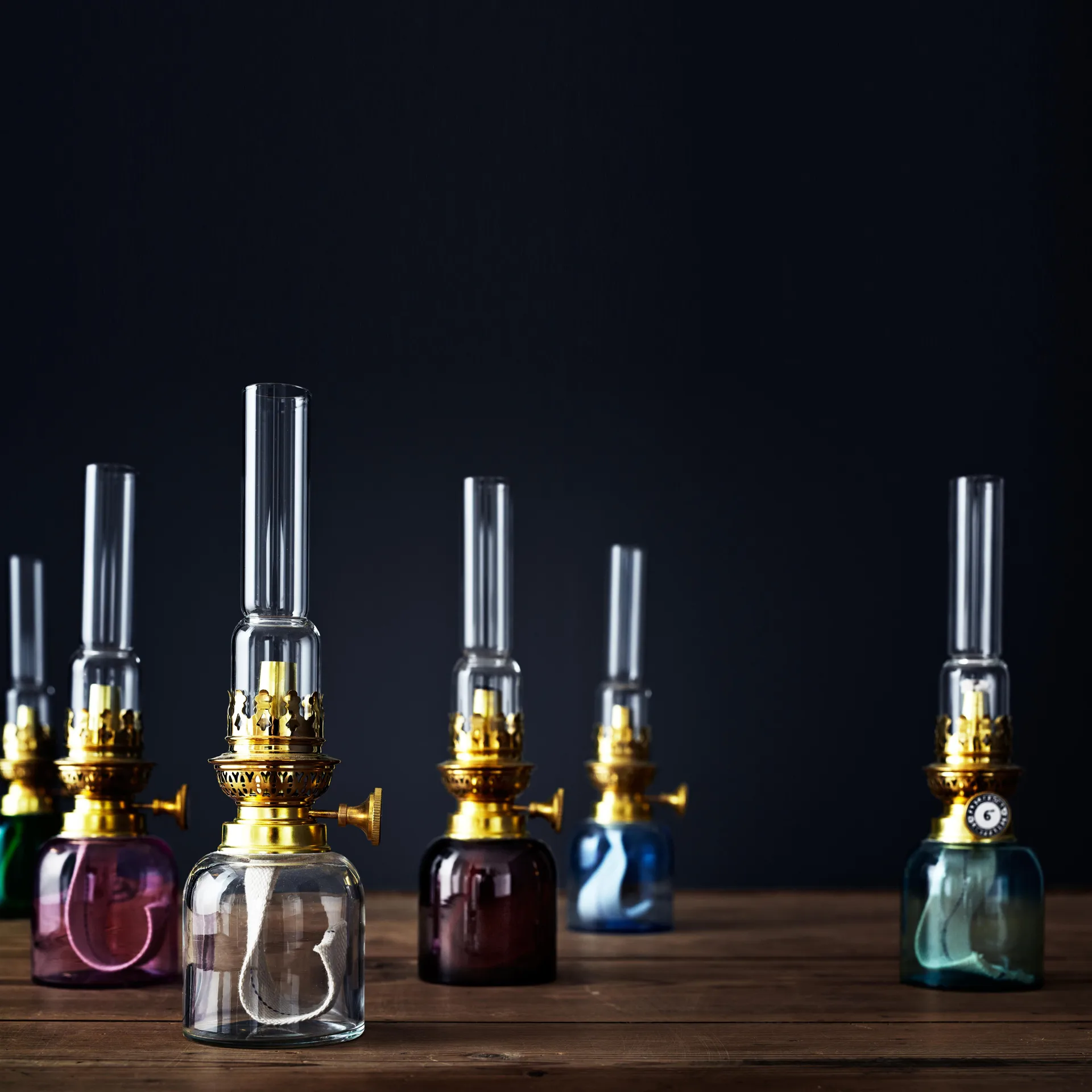 Lampa naftowa Koholmen, różowy Karlskrona Lampfabrik