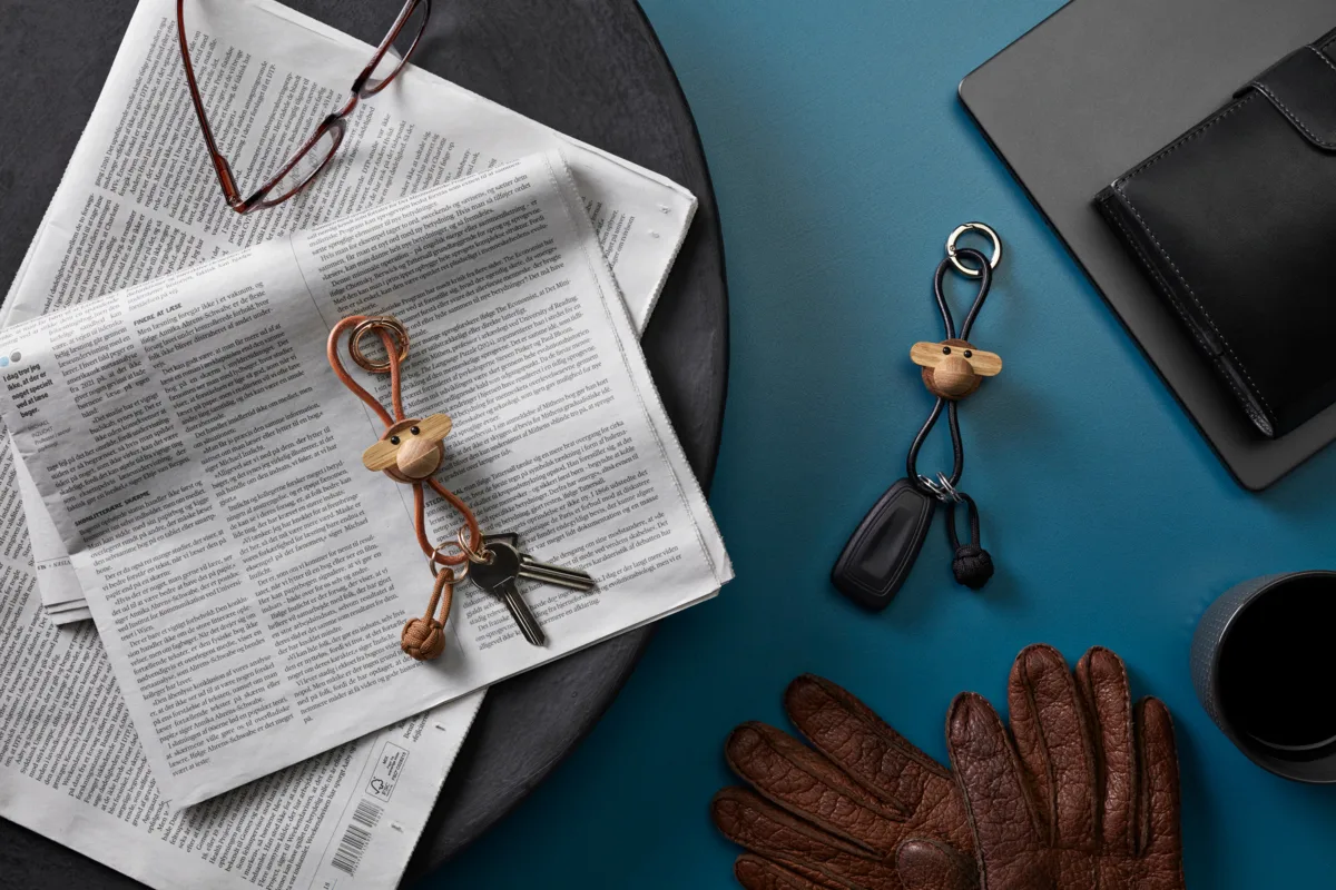 Breloczek Kaj Bojesen, małpka, Teak-limba, naturalna skóra Kay Bojesen Denmark