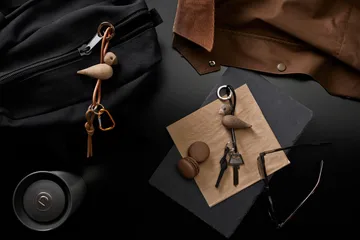 Breloczek Kaj Bojesen, ptak - Dąb, skóra naturalna - Kay Bojesen Denmark