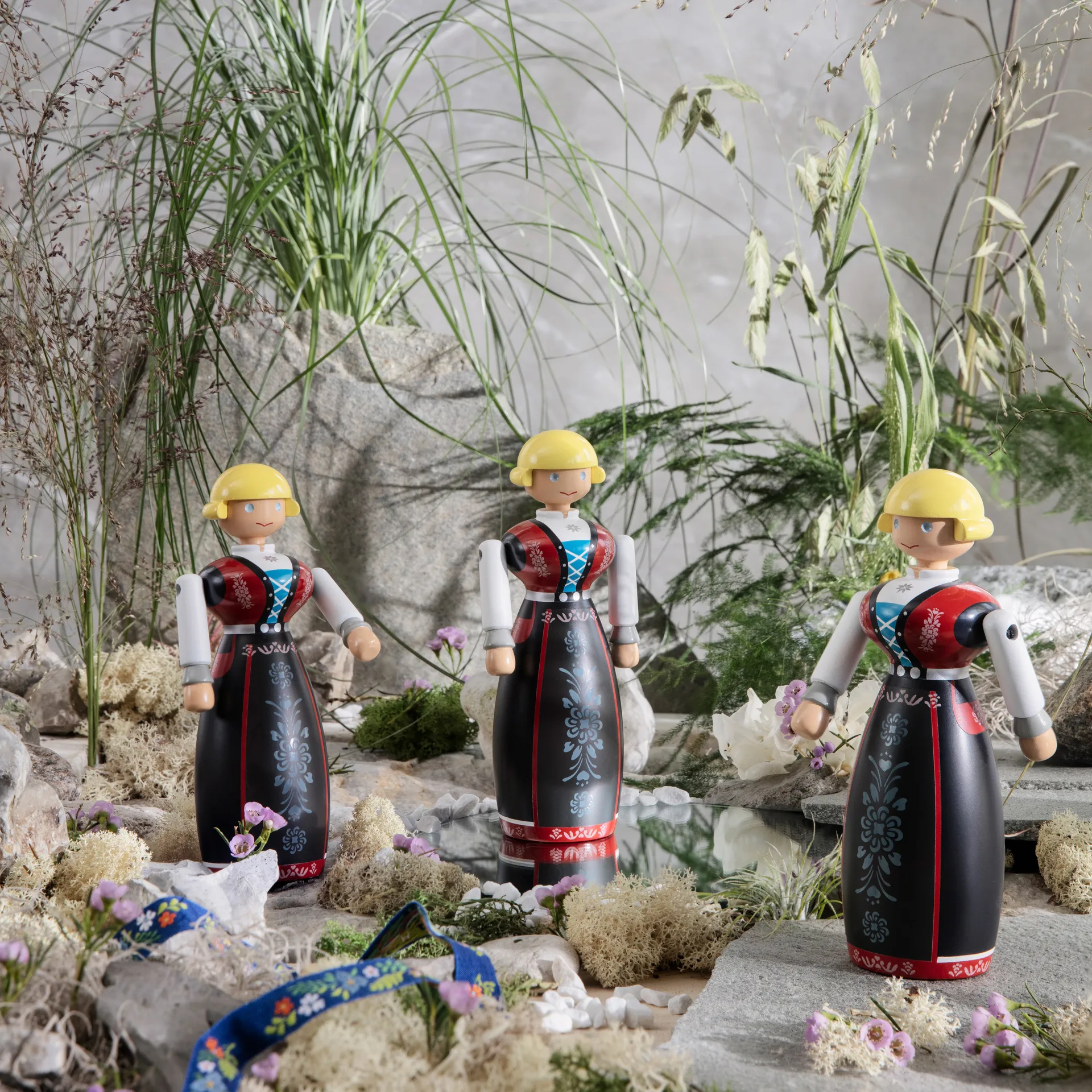 Kobieta w tradycyjnym stroju norweskim Kay Bojesen, Czarny-czerwony-biały Kay Bojesen Denmark