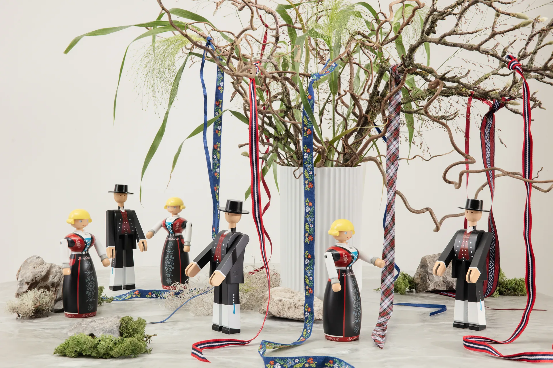 Kobieta w tradycyjnym stroju norweskim Kay Bojesen, Czarny-czerwony-biały Kay Bojesen Denmark