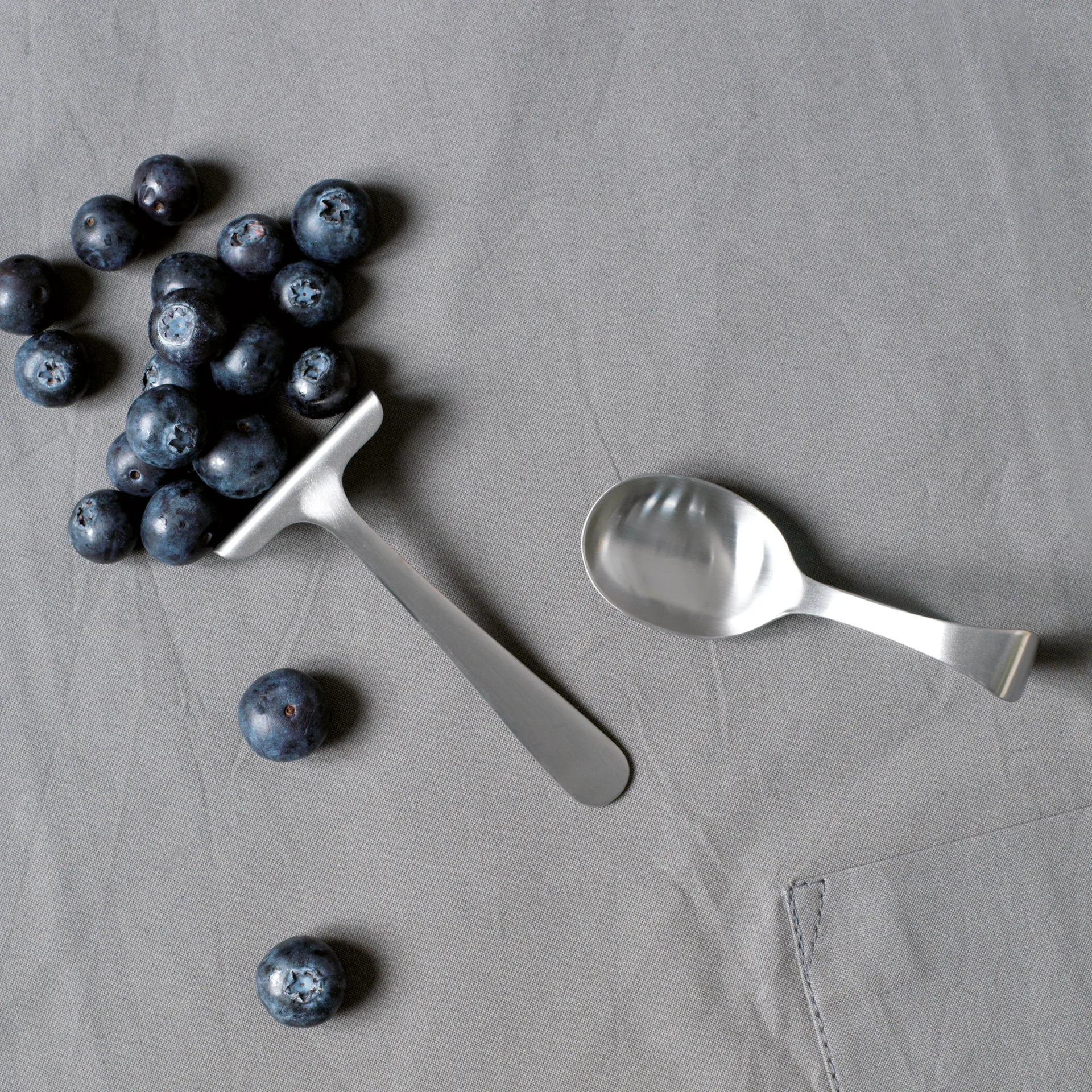 Sztućce i śliniaczek Grand Prix dla dzieci 3 części, Matte steel Kay Bojesen