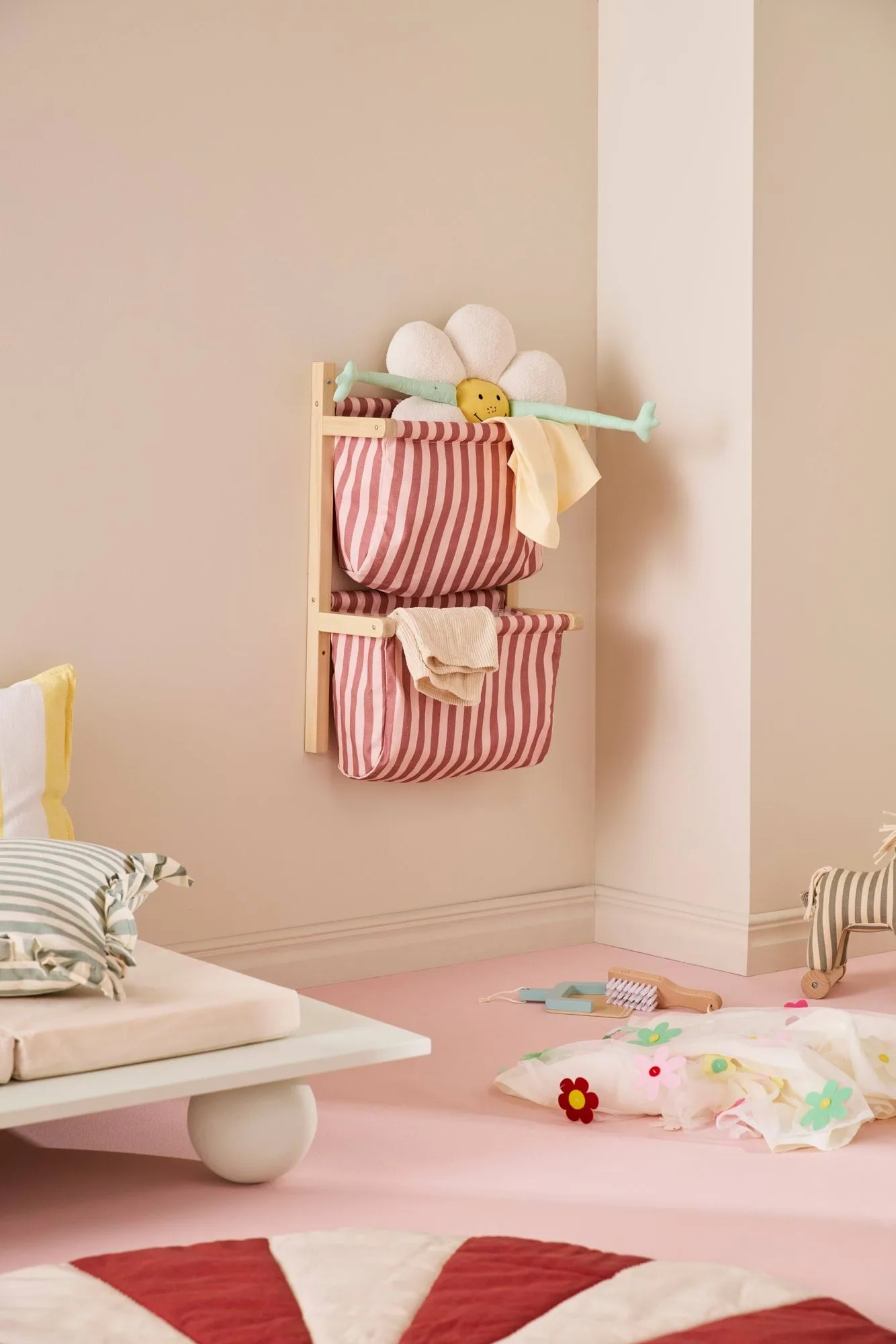 Półka wisząca z kieszeniami w paski, Brązowy róż, 40x19x60 cm Kid's Concept