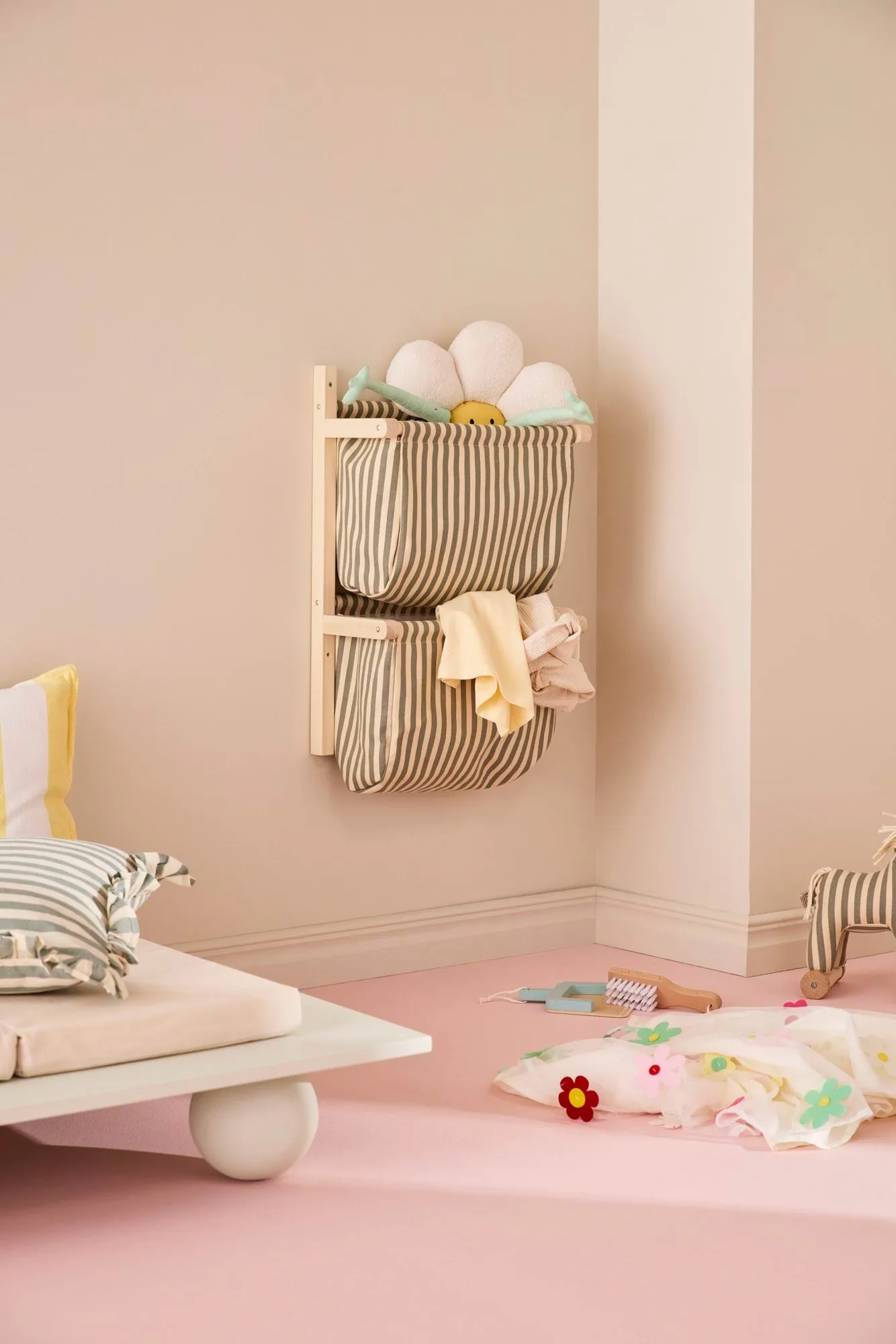 Półka wisząca z kieszeniami w paski, Zielony, 40x19x60 cm Kid's Concept