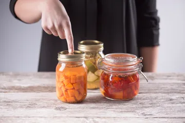 Okrągły słoik do przetworów Kilner - Przezroczysty-złoty, 0,5 L - Kilner