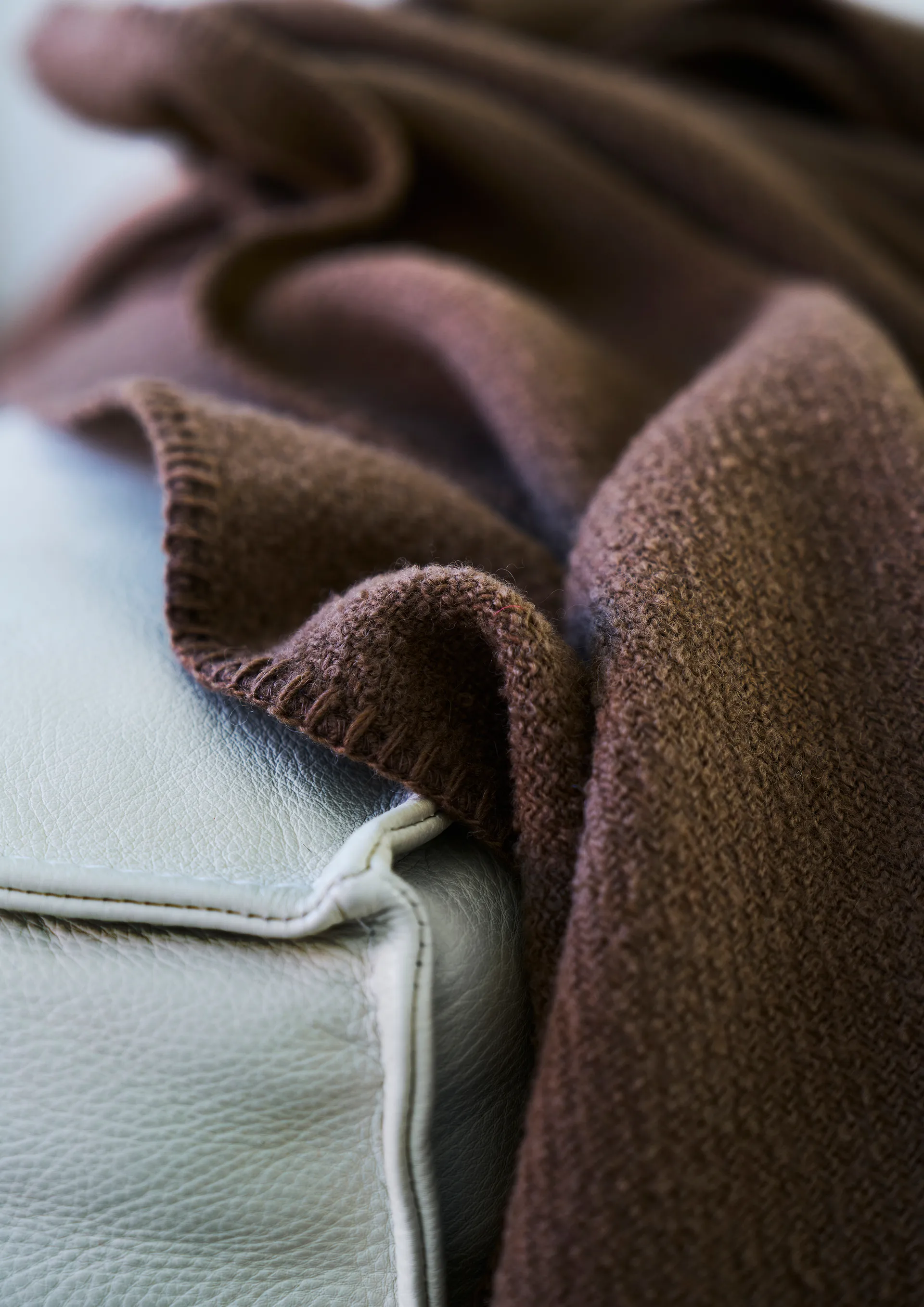 Koc wełniany Bouclé 140x200 cm, Mocha mus Klippan Yllefabrik