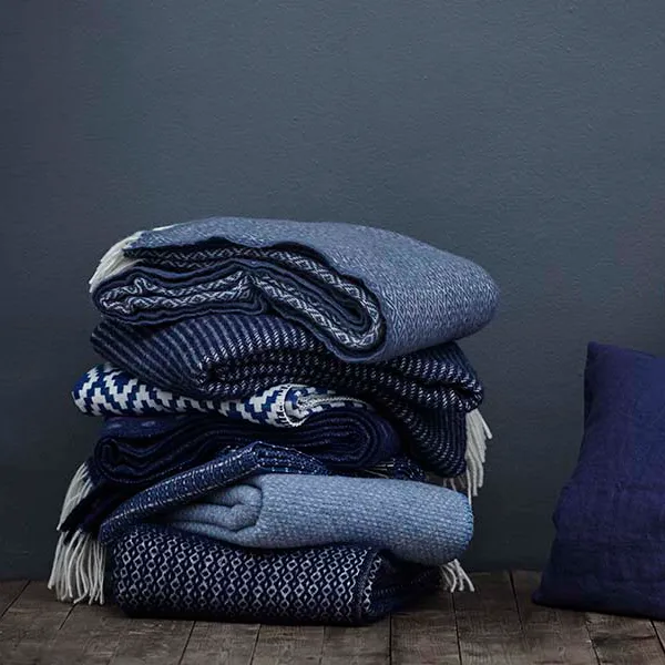 Koc z wełny Chevron , Ciemnoniebieski Klippan Yllefabrik