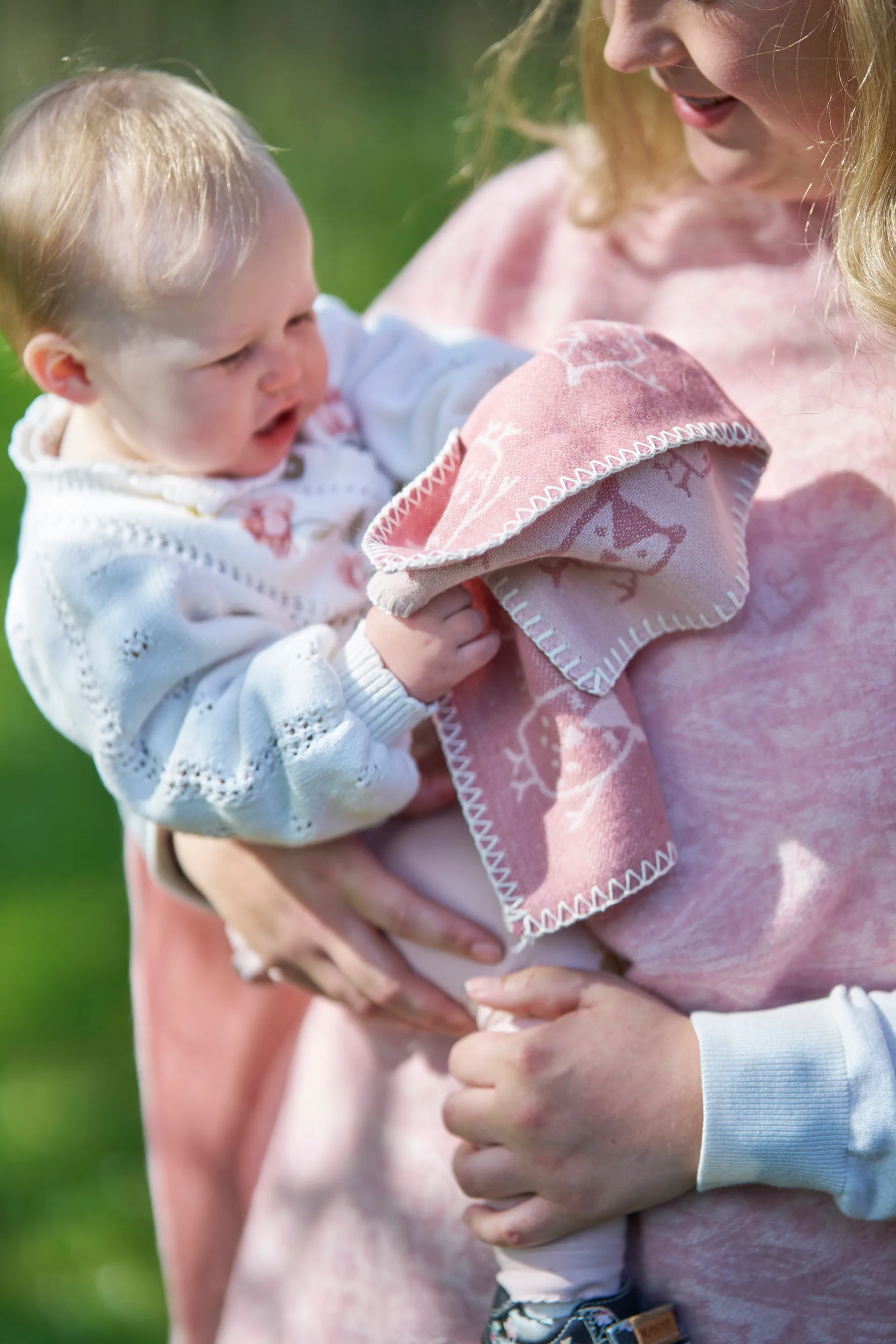 Kocyk dziecięcy Hand in hand 65x90 cm, Różowy brąz Klippan Yllefabrik