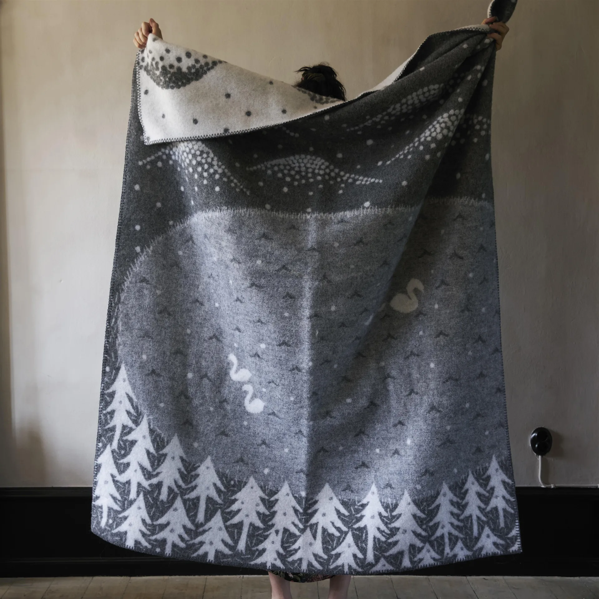 Pled Lake in the valley, szary Klippan Yllefabrik