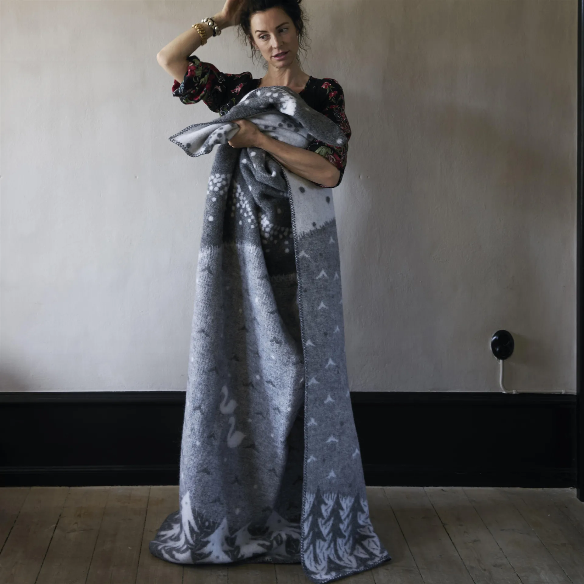 Pled Lake in the valley, szary Klippan Yllefabrik