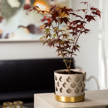 Doniczka mosiężna Trio Drop beżowa z podstawką - Medium Ø18 cm - KLONG