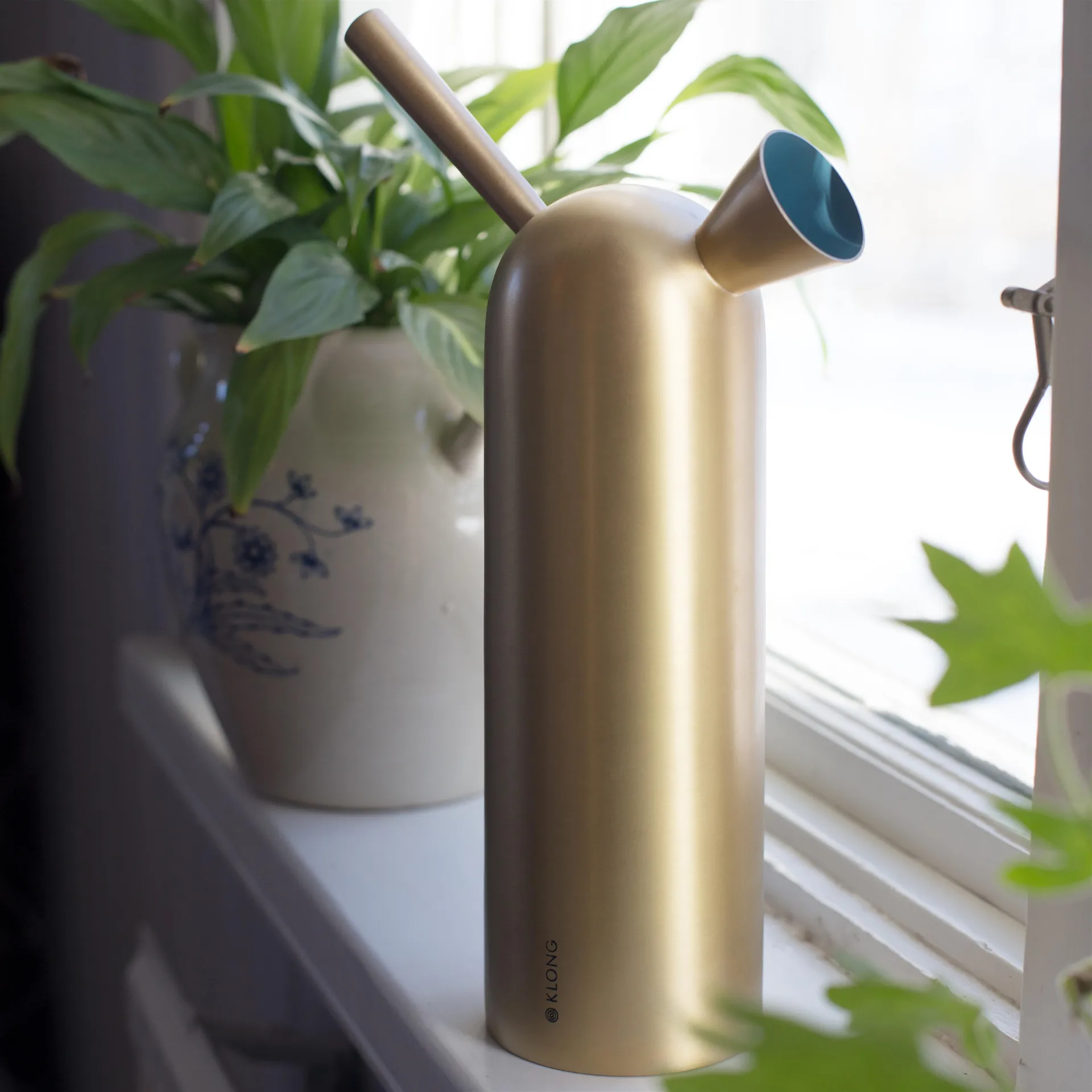 Dzbanek na wodę Svante, mosiądz KLONG