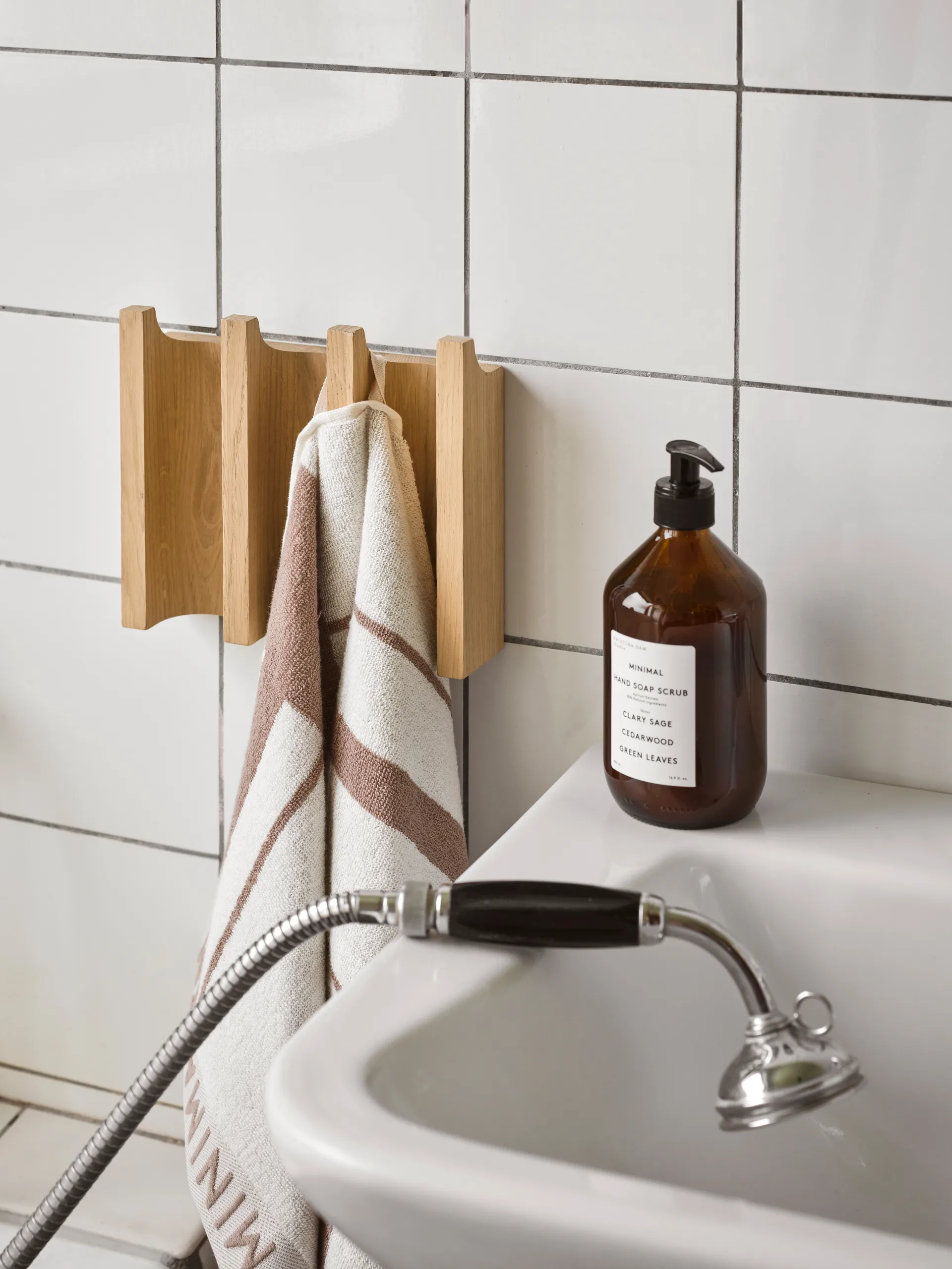 Column wieszak na ubrania, Dąb olejowany w ciepłym odcieniu Kristina Dam Studio