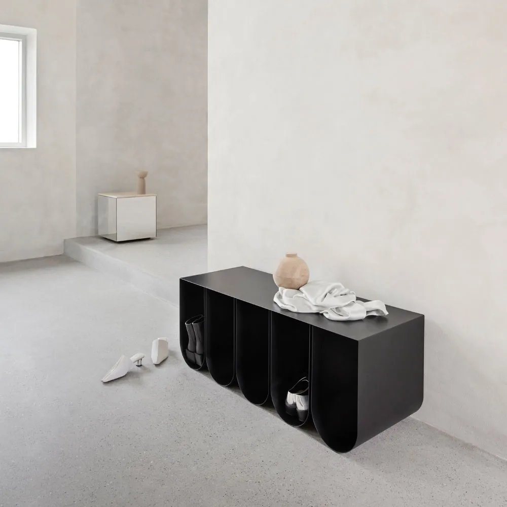 Curved Ławka, black Kristina Dam Studio