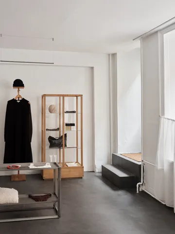 Japońska witryna duża - Dąb olejowany w ciepłym odcieniu - Kristina Dam Studio