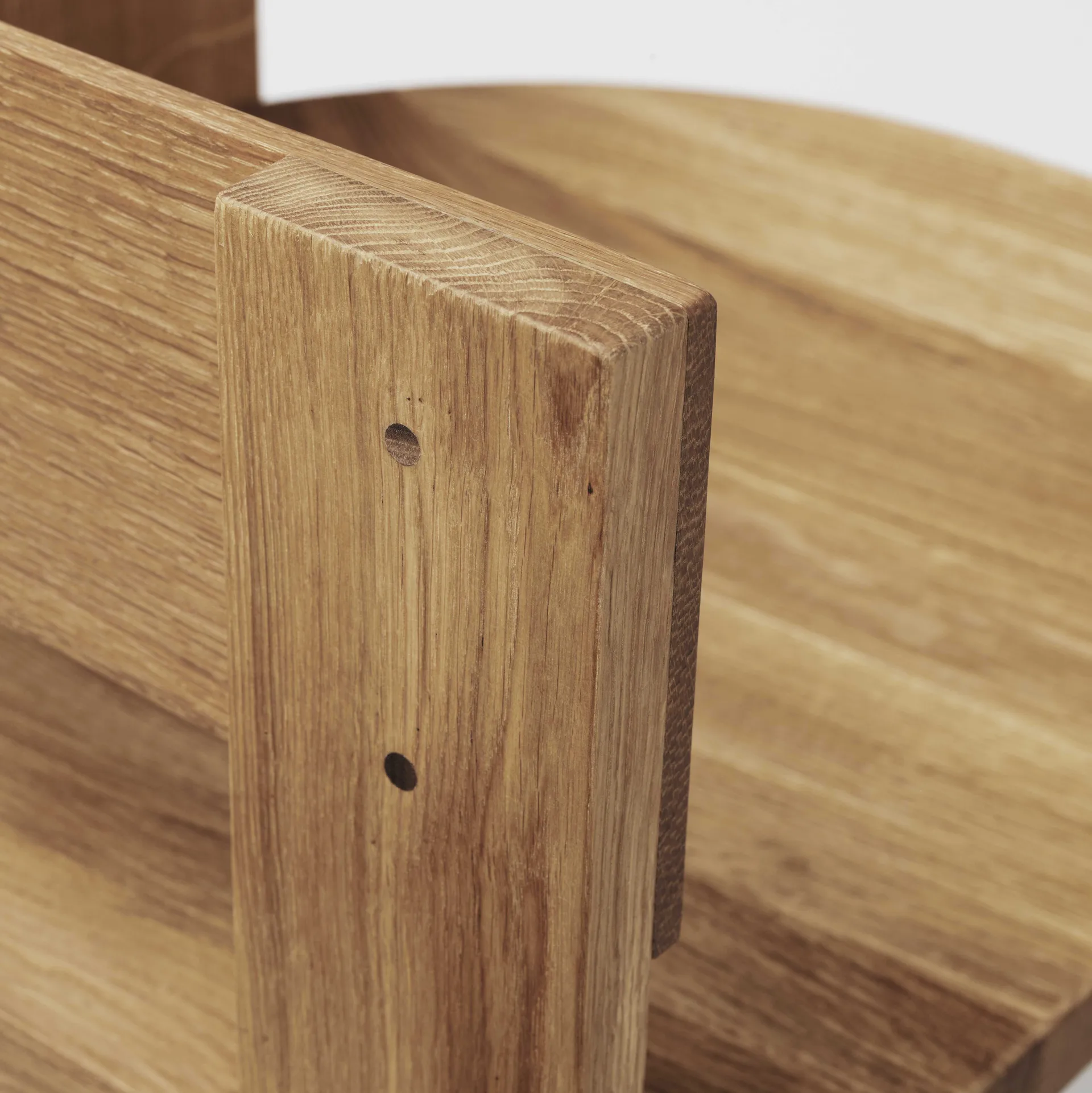 Krzesło Collector, Dąb lakierowany w ciepłym odcieniu – orzech Kristina Dam Studio