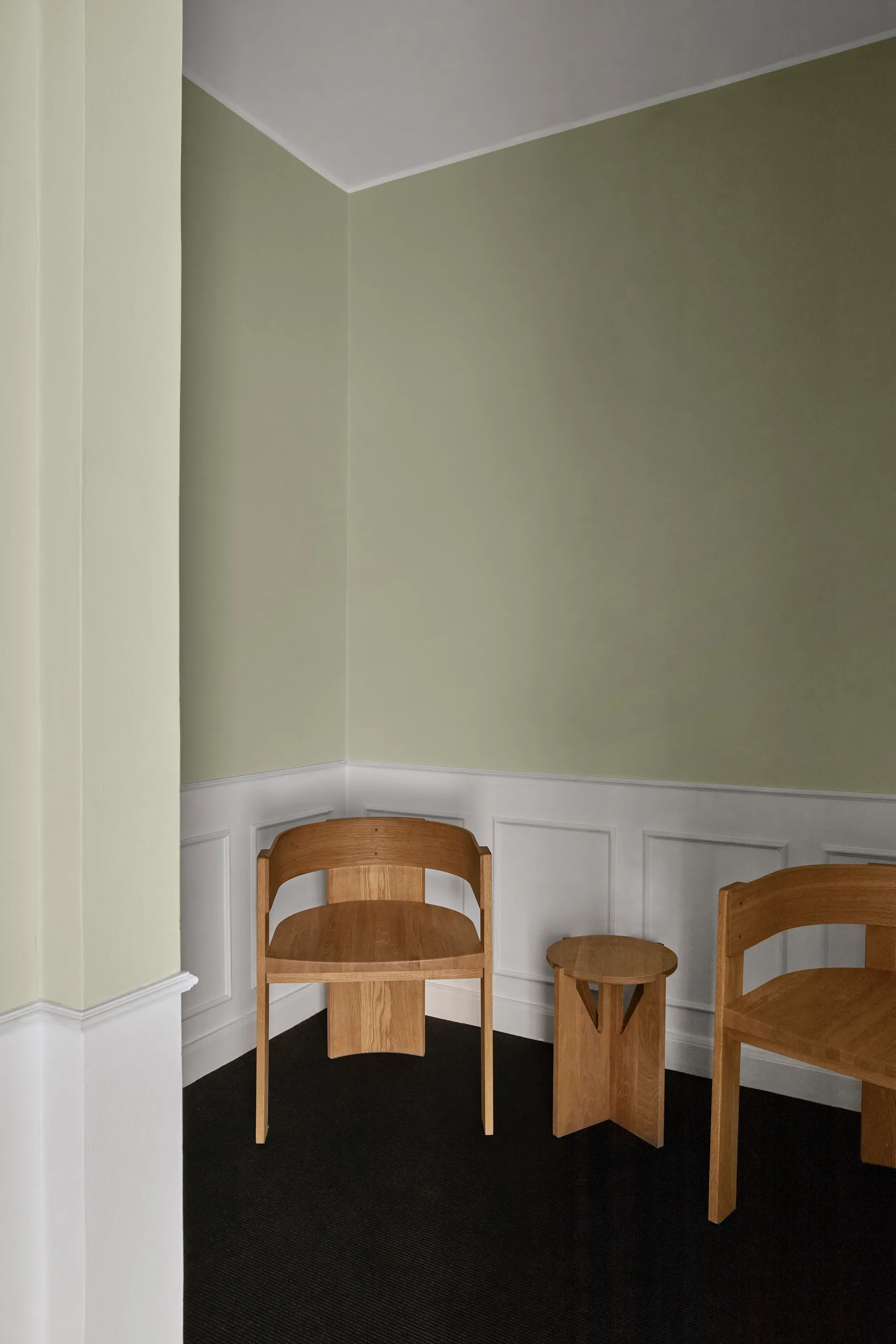 Krzesło Collector, Dąb lakierowany w ciepłym odcieniu – orzech Kristina Dam Studio