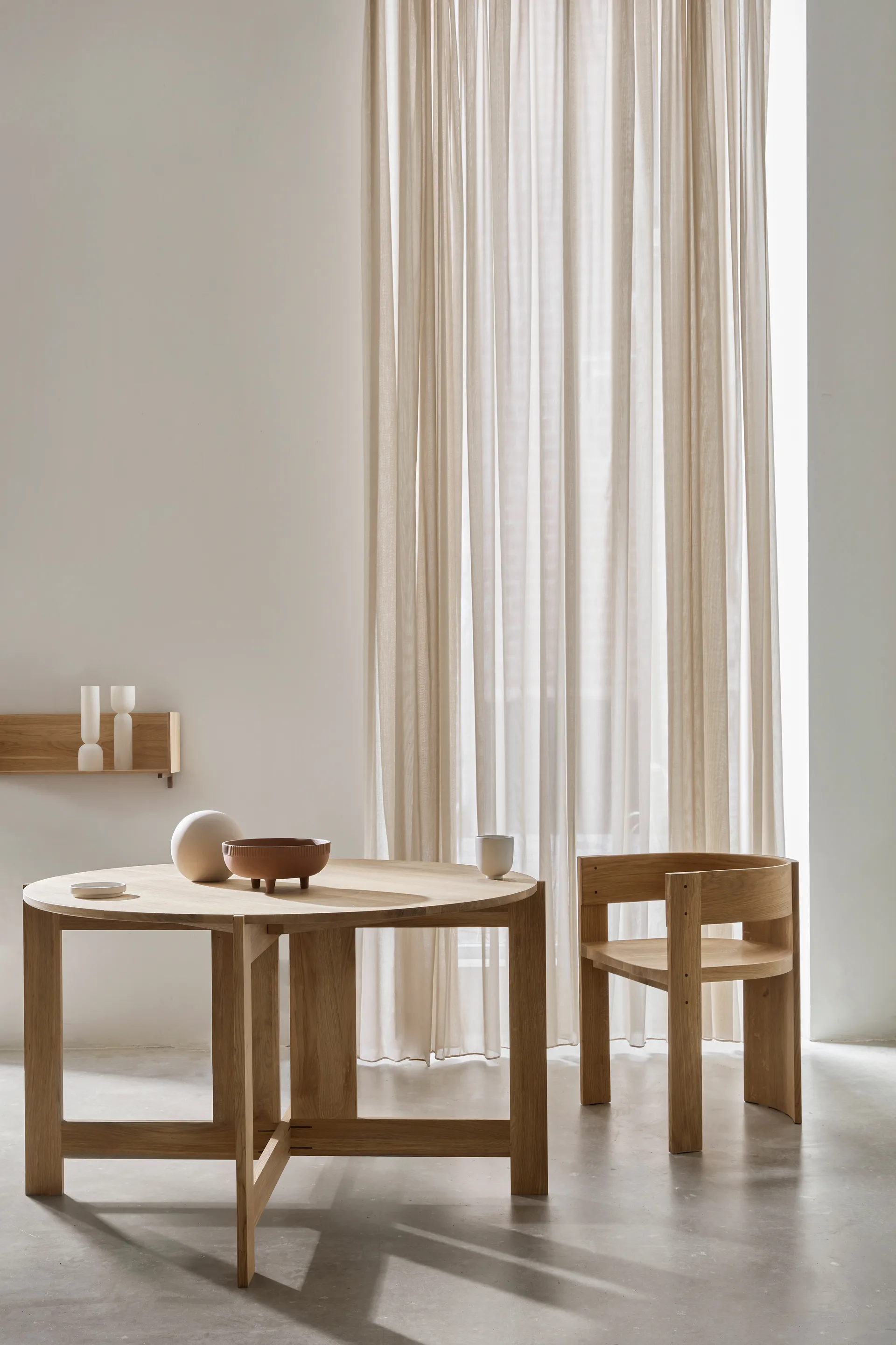 Krzesło Collector, Dąb lakierowany w ciepłym odcieniu – orzech Kristina Dam Studio