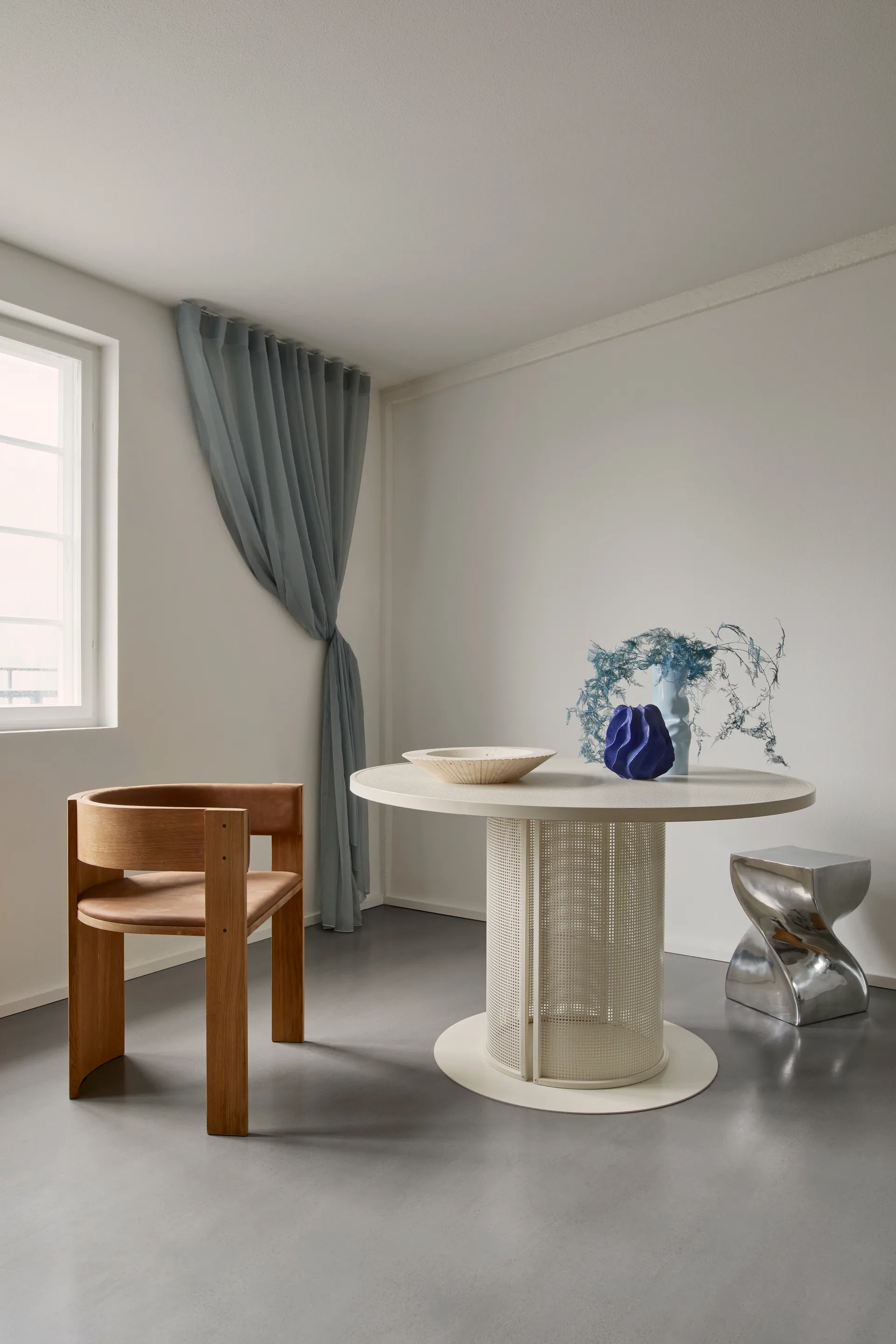 Krzesło Collector, Dąb lakierowany w ciepłym odcieniu – skóra w kolorze koniak Kristina Dam Studio