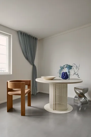 Krzesło Collector - Dąb lakierowany w ciepłym odcieniu – skóra w kolorze koniak - Kristina Dam Studio