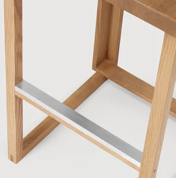 Outline hoker 75 cm - Dąb lakierowany w ciepłym odcieniu – stal szczotkowana - Kristina Dam Studio