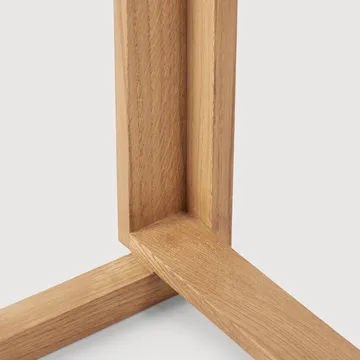 Outline hoker 75 cm - Dąb lakierowany w ciepłym odcieniu – stal szczotkowana - Kristina Dam Studio