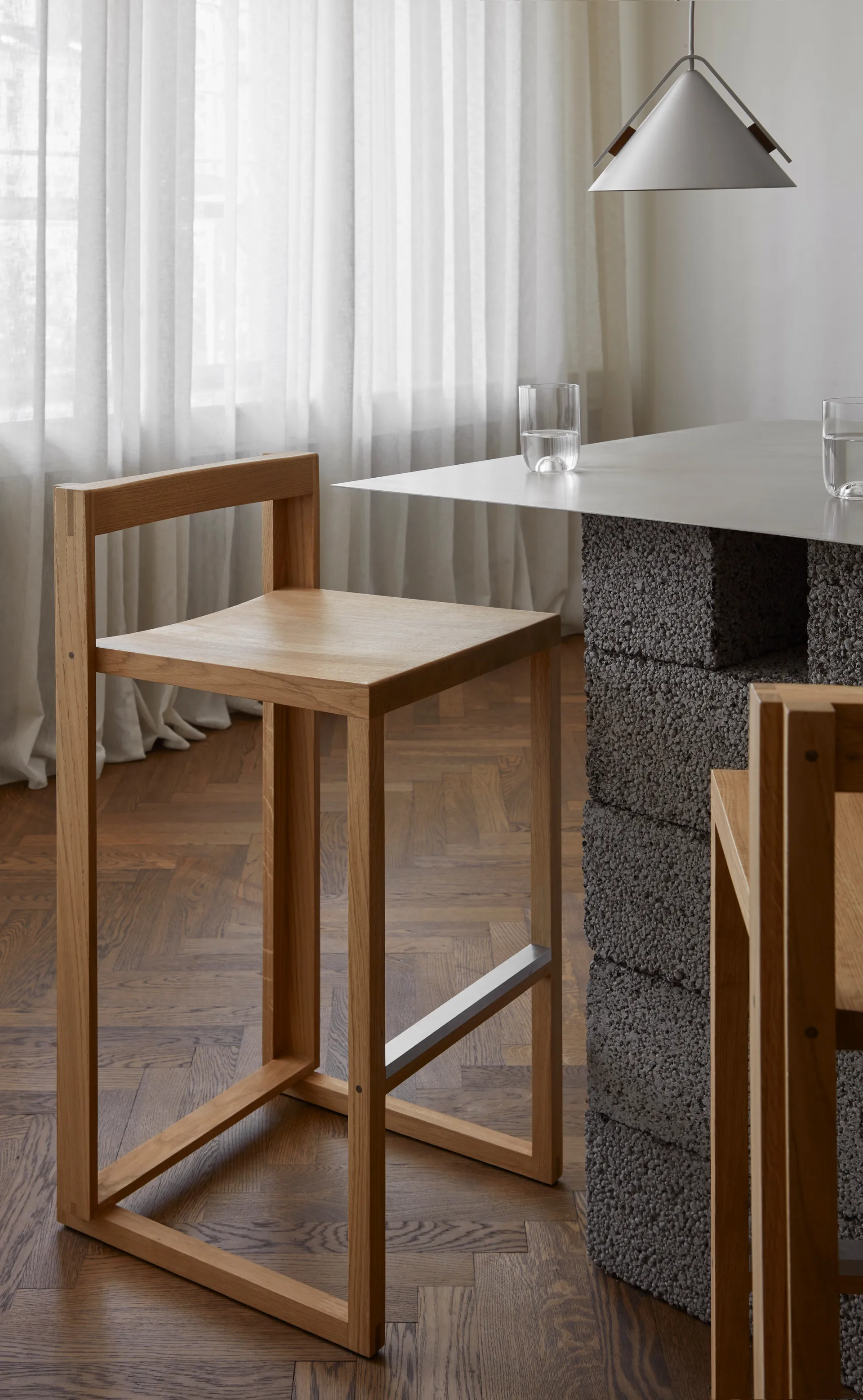 Outline hoker 75 cm, Dąb lakierowany w ciepłym odcieniu – stal szczotkowana Kristina Dam Studio