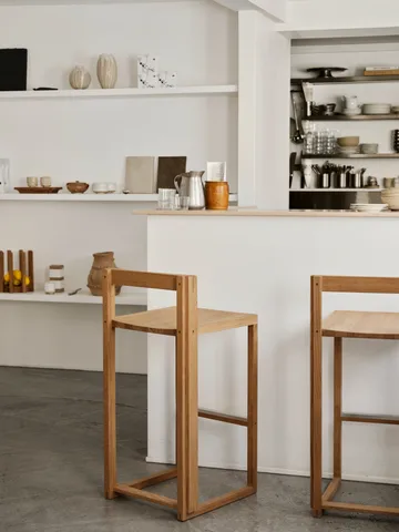 Outline hoker 75 cm - Dąb lakierowany w ciepłym odcieniu – stal szczotkowana - Kristina Dam Studio